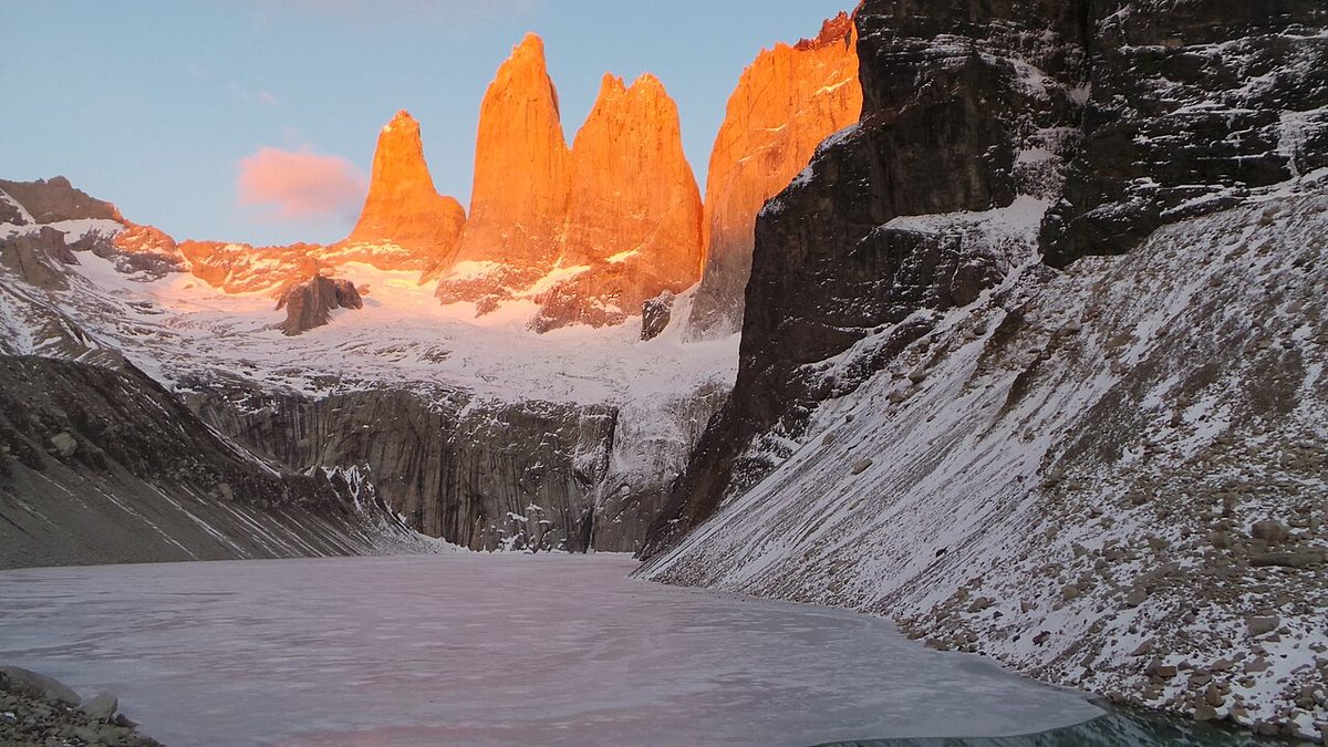 Hikers crowding a popular Patagonia trail, a reminder to book and start early