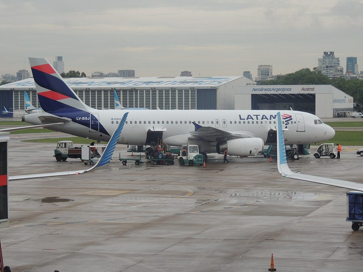 A LATAM Airbus A320 of the kind that flies routes between Santiago and Chilean Patagonia airports