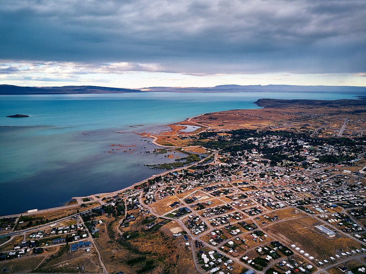 El Calafate spread along the shore of Lago Argentino, a town where ATMs are notoriously unreliable