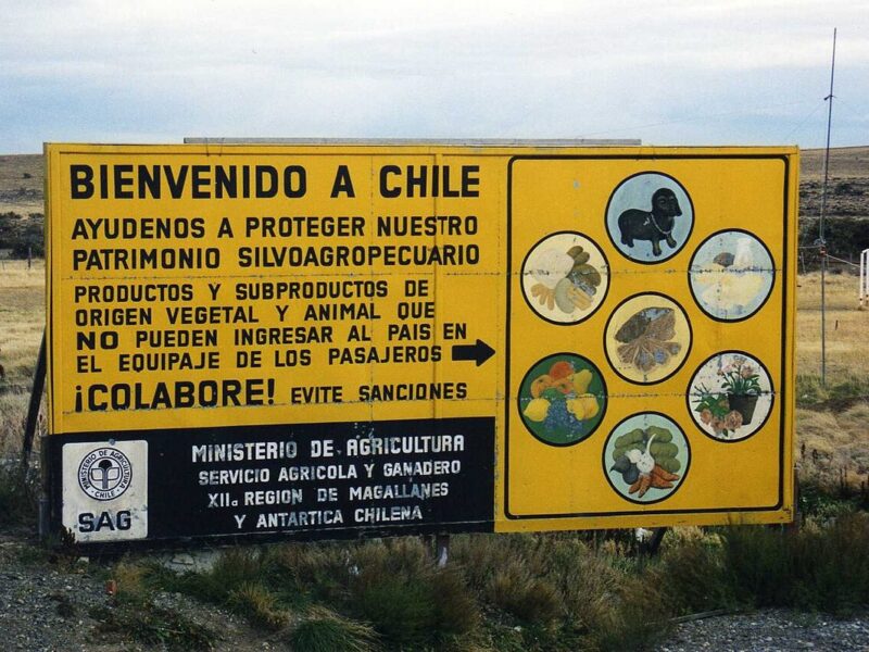 A yellow SAG Bienvenido a Chile sign in Magallanes asking travellers not to bring in plant or animal products