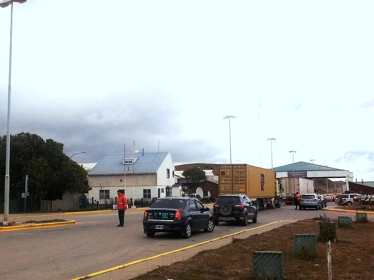 Cars queuing at the San Sebastián border post on the island of Tierra del Fuego